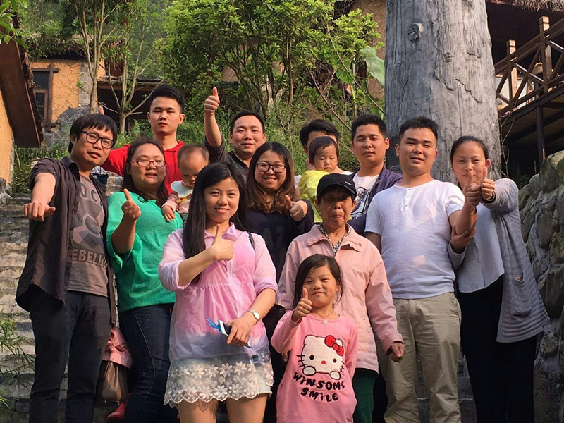 张家界长江装璜工程有限公司:办公部设计部工程等团队活动留影